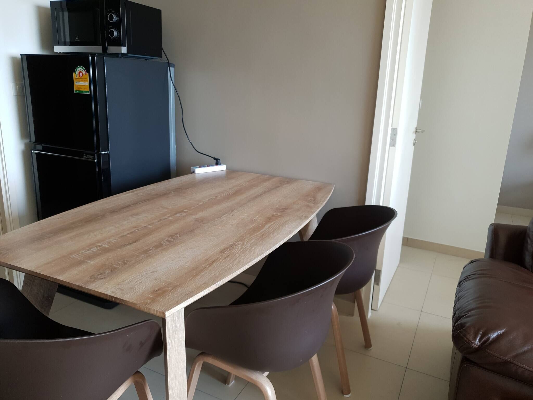 Un coin repas avec une table en bois et quatre chaises.