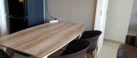 Un coin repas avec une table en bois et quatre chaises.