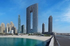 المنطقة المحيطة بالمنشأة