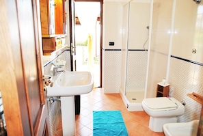 Villa, 1 chambre, patio, vue sur le jardin | Salle de bain