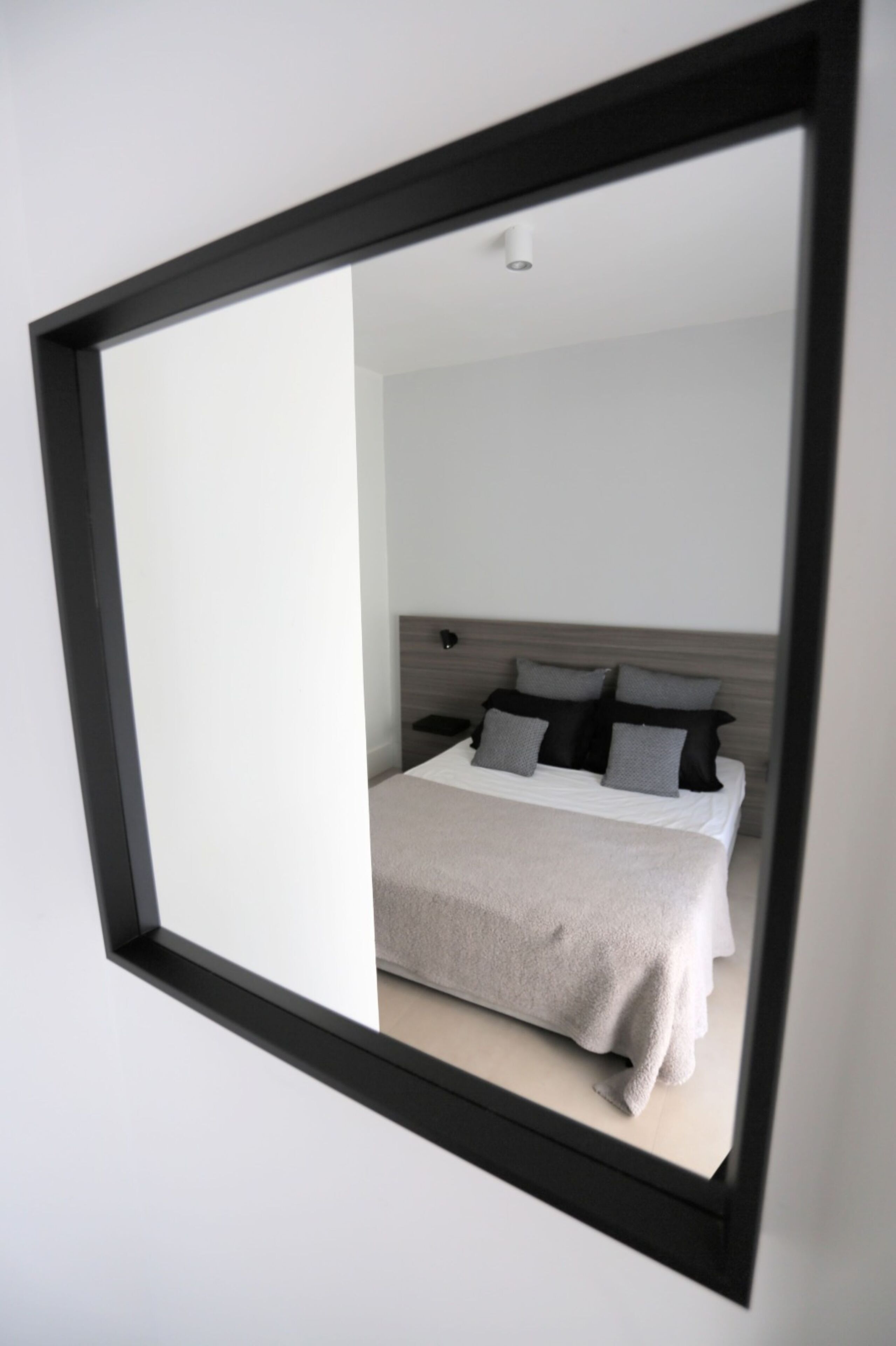 Une chambre à coucher avec un lit, une table de chevet et une tête de lit.
