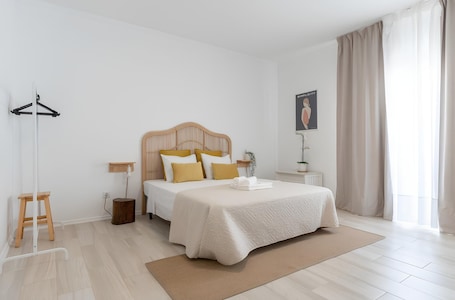 Chambre Deluxe | Bureau, rideaux occultants, fer et planche à repasser, Wi-Fi gratuit. Galagana Charm House