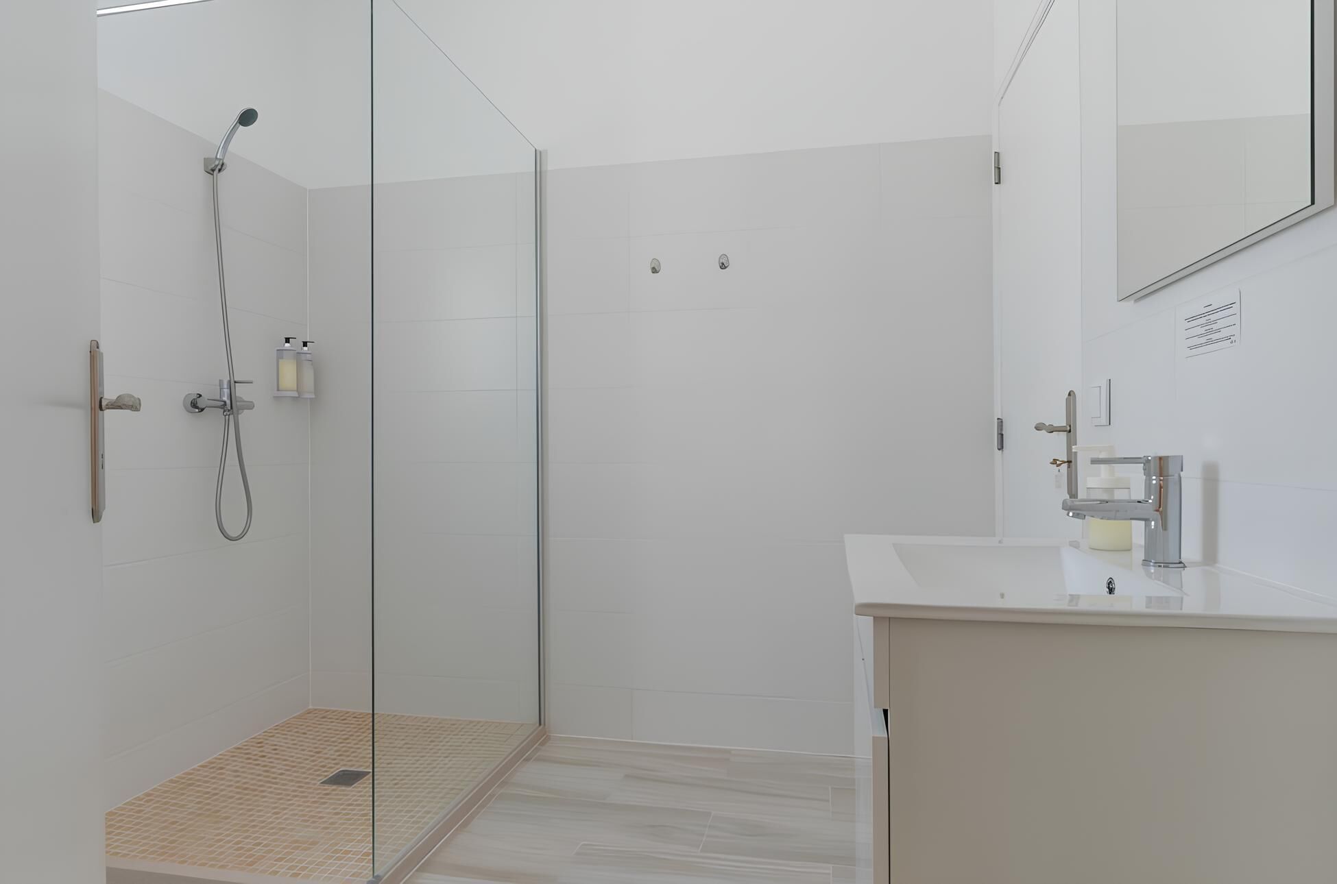 Deluxe-Zimmer | Badezimmer | Dusche, Haartrockner, Handtücher, Shampoo