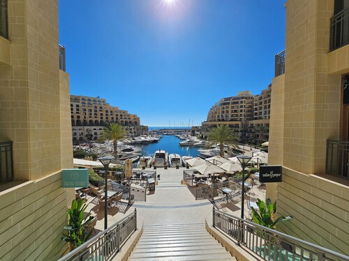 Stunning Seafront Portomaso Apartment w/terraces