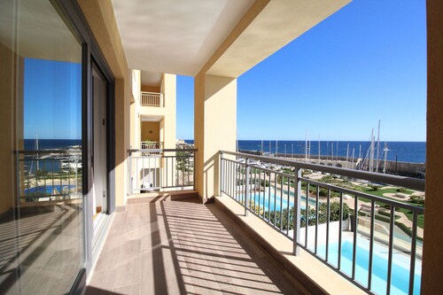 Stunning Seafront Portomaso Apartment w/terraces