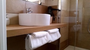 Dusche, Haartrockner, Bidet, Handtücher