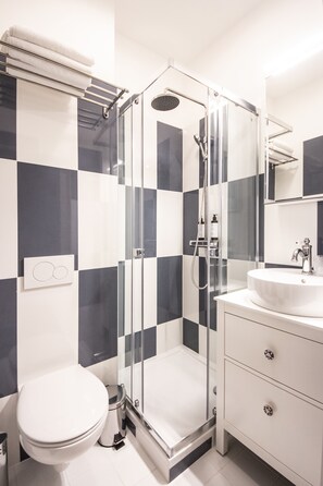 Shower, rainfall showerhead, hair dryer, slippers - Oak House Vienna (Vienna)