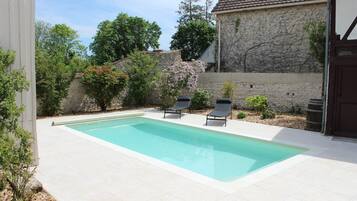 Een buitenzwembad en een verwarmd zwembad