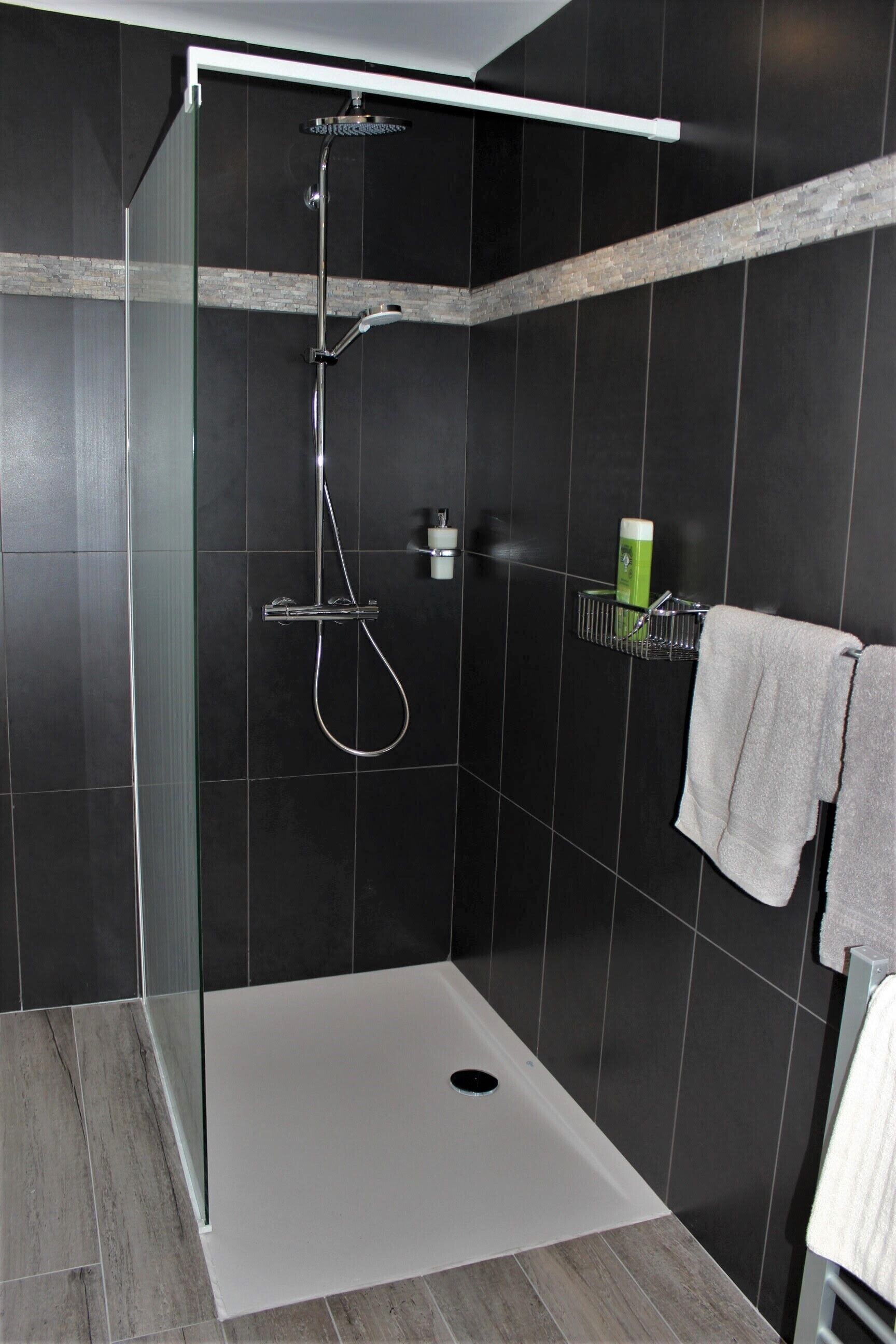 Een douche, een haardroger, handdoeken, zeep