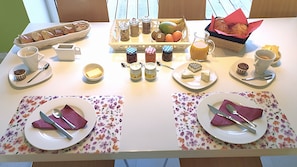 Un buffet de petit-déjeuner proposant une variété d'aliments et d'accompagnements.