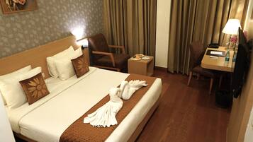 Deluxe Room | Hypo-allergenic bedding, in-room safe, desk, iron/ironing board