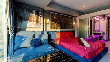 Suite Junior, 1 Tempat Tidur King, Bebas Asap Rokok, balkon | Seprai premium, minibar, brankas, dan didekorasi berbeda-beda