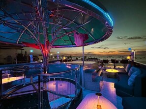 Rooftop terrace - The Globe Hotel Bar and Restaurant  (Pattaya)