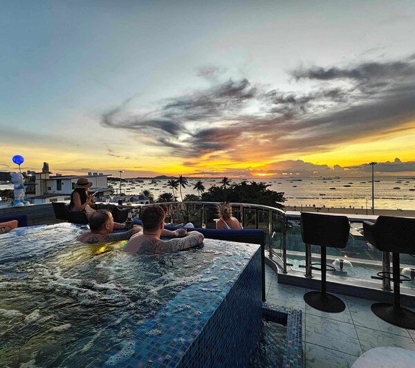 The Globe Hotel Bar And Restaurant - Pattaya