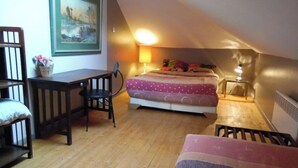 A bedroom with a bed, a desk, a chair, and a nightstand with a lamp. - Touquettoise 'Romeo (Paris)