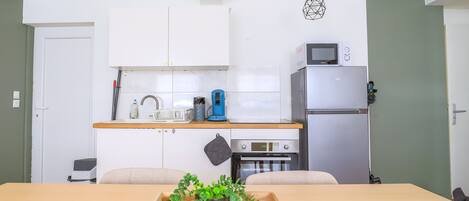 Réfrigérateur, micro-ondes, four, plaque de cuisson