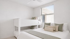 3 bedrooms, iron/ironing board, WiFi (free), bed sheets - Horizon View Retreat by Ready Set Stay - Beach Views (Sorrento)