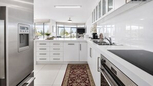 Coffee/tea maker, fridge, microwave, oven - Horizon View Retreat by Ready Set Stay - Beach Views (Sorrento)