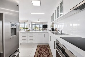 Cafetera y tetera, refrigerador, microondas y horno 