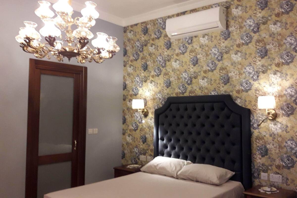 Quarto casal ou duplo luxo | Frigobar, cortinas blackout, ferros/tábuas de passar roupa