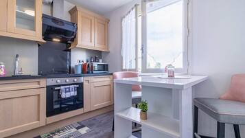 Réfrigérateur, micro-ondes, four, plaque de cuisson