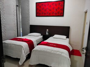 Habitación básica con 2 camas individuales | Espacio para trabajar con laptop