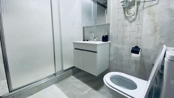 Shower, rainfall showerhead, free toiletries, hair dryer