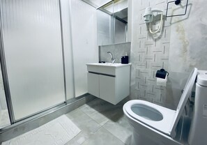 Dusche, Regendusche, kostenlose Toilettenartikel, Haartrockner