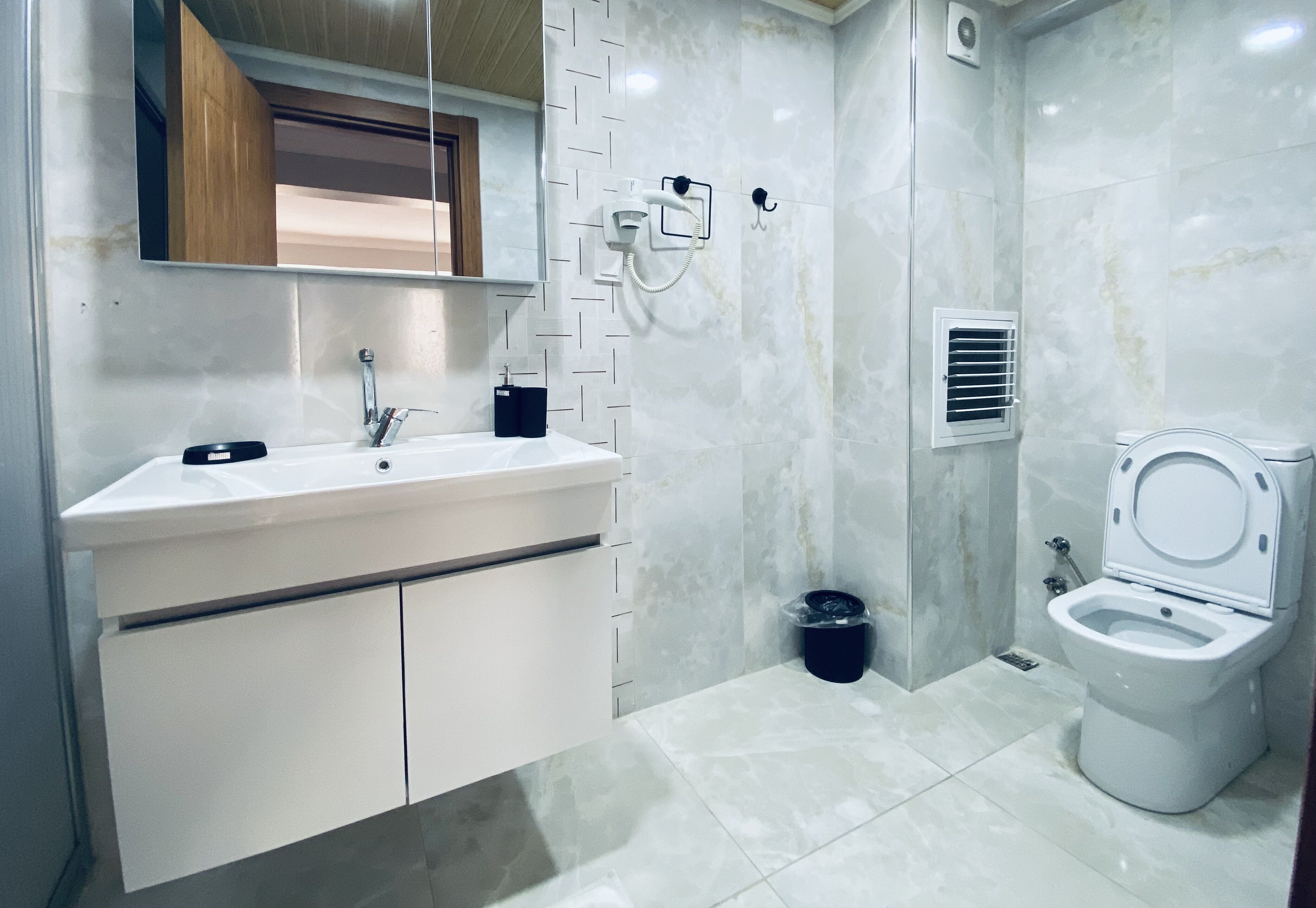 Family Room | Bathroom | Shower, rainfall showerhead, free toiletries, hair dryer