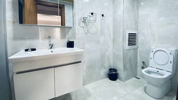 Family Room | Bathroom | Shower, rainfall showerhead, free toiletries, hair dryer