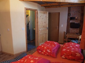 1 bedroom, travel cot, WiFi, bed sheets