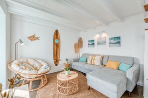 Smart TV, livros, aparelho de som