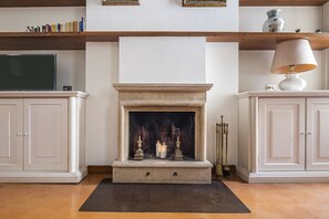 Interior - Cozy and comfortable, Trevi Fountain. For families, max 6 guests. AC WIFI (ROMA)