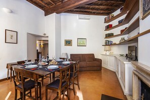 Interior - Cozy and comfortable, Trevi Fountain. For families, max 6 guests. AC WIFI (ROMA)