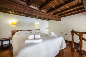 1 bedroom, desk, iron/ironing board, free WiFi - Cozy and comfortable, Trevi Fountain. For families, max 6 guests. AC WIFI (ROMA)