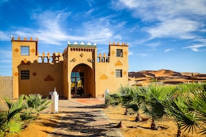 Front of property - YAKOUT MERZOUGA LUXURY CAMP (Rissani)
