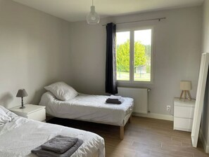 4 habitaciones, tabla de planchar con plancha y cuna de viaje 