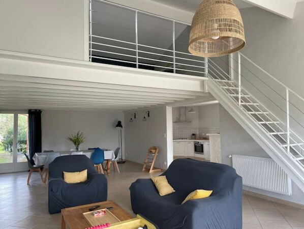 Televisión y futbolito 