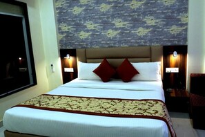 Deluxe-huone | Ylelliset vuodevaatteet, pillowtop-patjalliset sängyt