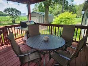 Chalet rustique, 3 chambres, patio | Restauration en plein air