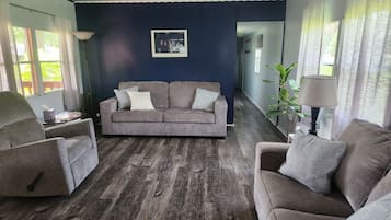 Cabin, 3 Bedrooms, Patio | Living room | Books