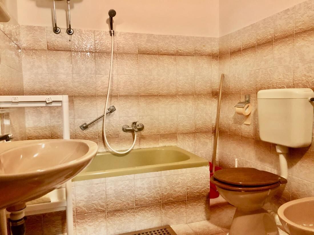 Une salle de bain avec un lavabo, des toilettes et une baignoire.