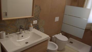 Apartment, 2 Bedrooms, Balcony, City View | Bathroom