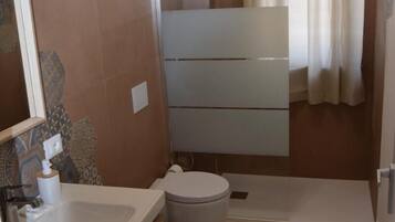 Appartamento, 2 camere da letto, balcone, vista città | Bagno | Carta igienica