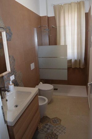 Apartment, 2 Schlafzimmer, Balkon, Stadtblick | Badezimmer | Toilettenpapier