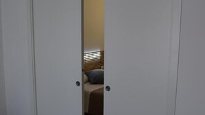 Une porte fermée avec une petite fenêtre au-dessus.