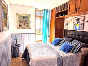 2 makuuhuonetta, työpöytä, silitysrauta/-lauta, vauvan matkasänky