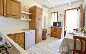 Kühlschrank, Geschirrspüler, Kochgeschirr/Geschirr/Besteck