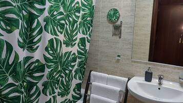 Chambre Double Supérieure | Salle de bain | SÚche-cheveux, serviettes fournies, savon, shampoing