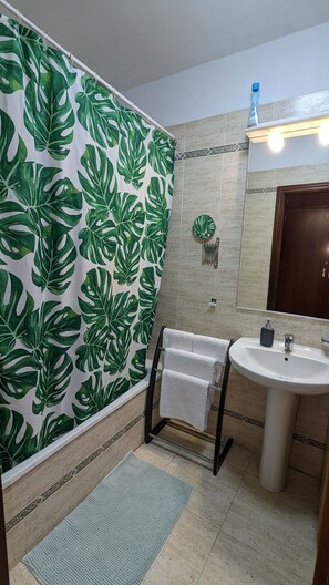 Habitación doble superior | Baño | Secador de pelo, toallas, jabón y champú